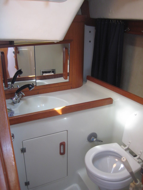aft starboard head, similar to v-berth cabin, aft has wet locker